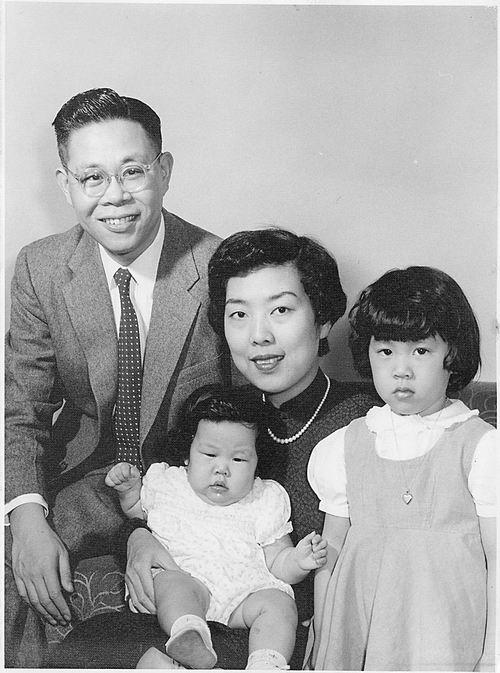 1955年，陈家镛夫妇与两个女儿在美国照相馆留影，次年全家归国。.jpg