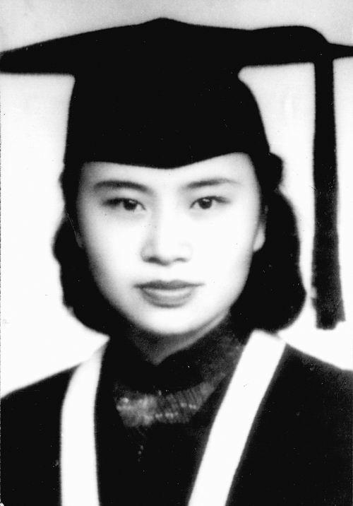 1949年王业宁毕业于国立中央大学，身穿学士服的王业宁拍照留念.jpg