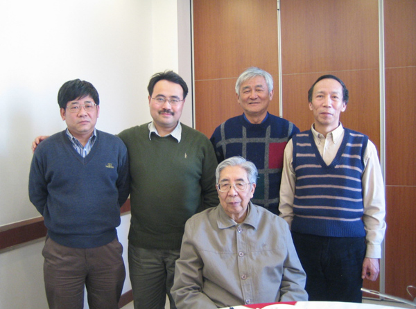 2007年2月梁敬魁院士与部分学生合影（后排右二为解思深院士）.jpg