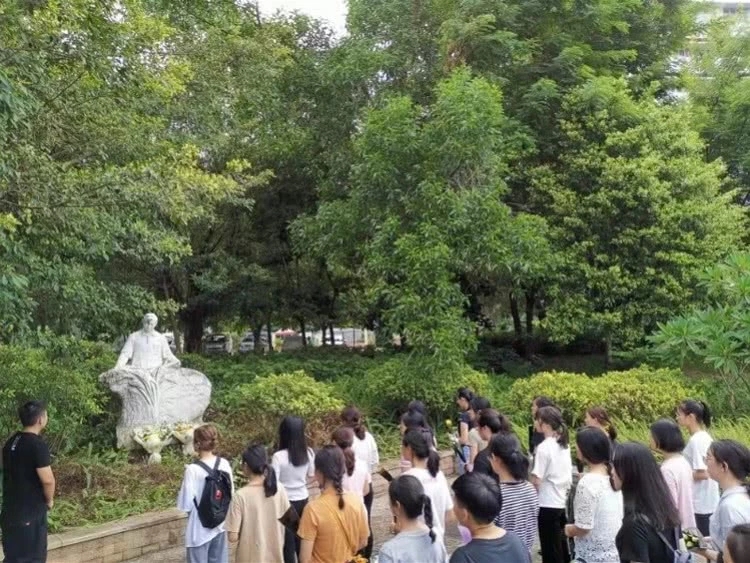 2019年8月12日，学生自发来到华农院士广场卢永根院士的雕像前悼念.jpg