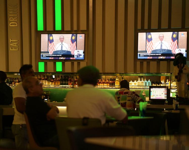 3月16日，在马来西亚吉隆坡，顾客在一家餐馆观看马来西亚总理穆希丁的电视讲话。.jpg