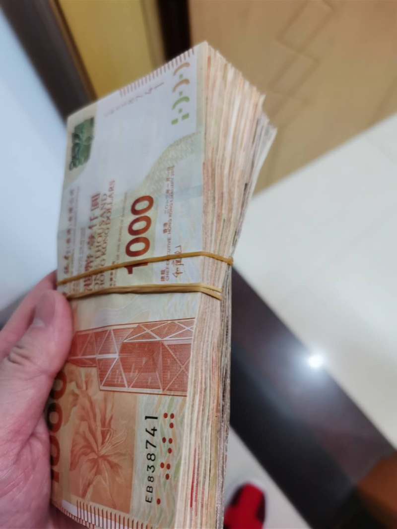 中山这位“先森”垃圾桶旁捡到十万港币，蹲守半小时等失主出现