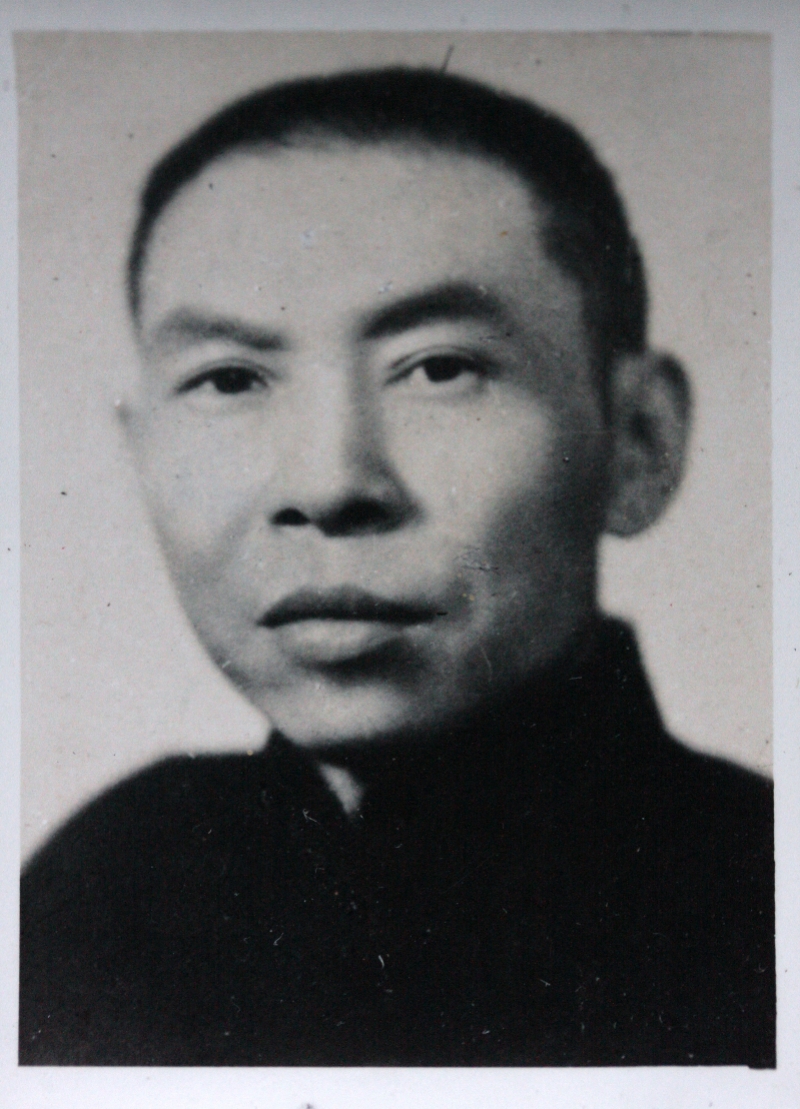 上世纪30年代杜月笙第一次办理护照拍摄的标准照.jpeg