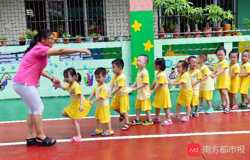 幼儿园教师和孩子做互动游戏.南都记者 吴进 摄