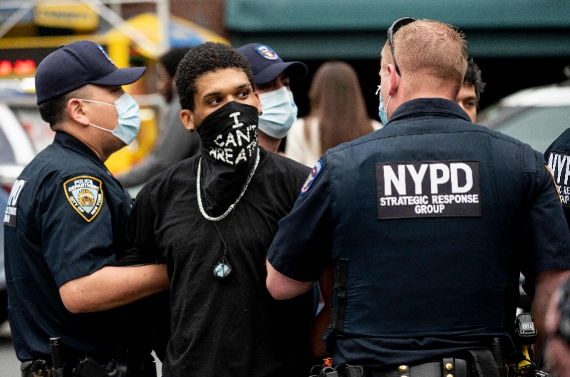 美国非裔男子遭白人警察暴力执法死亡,民众激烈抗议变成暴乱抢劫