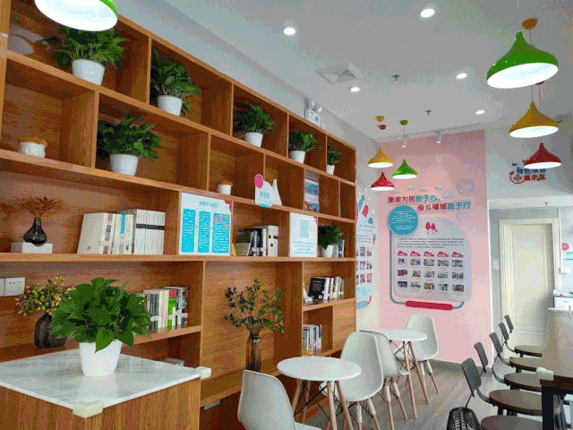 福城街道一社区书记变身“导游”，带领党员开展“行走的党课”