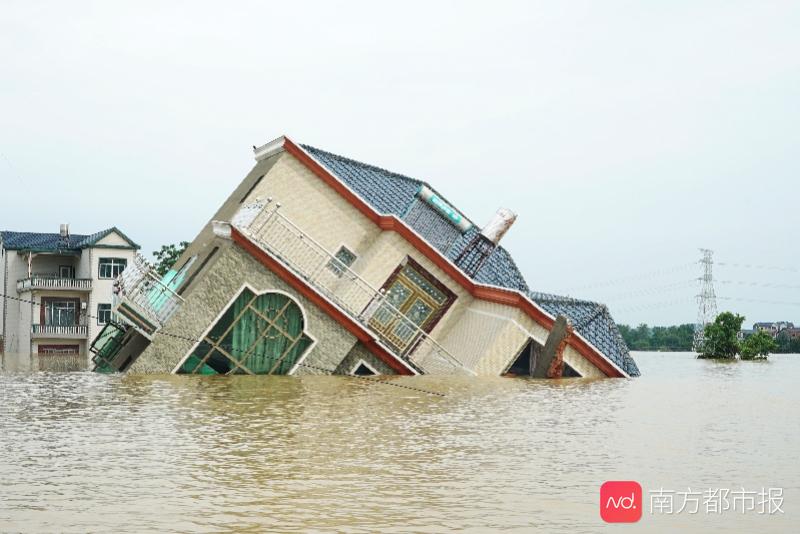 南方都市报:洪水侵袭赣鄱大地:村民快封顶的新房被淹,在外乡亲返回九