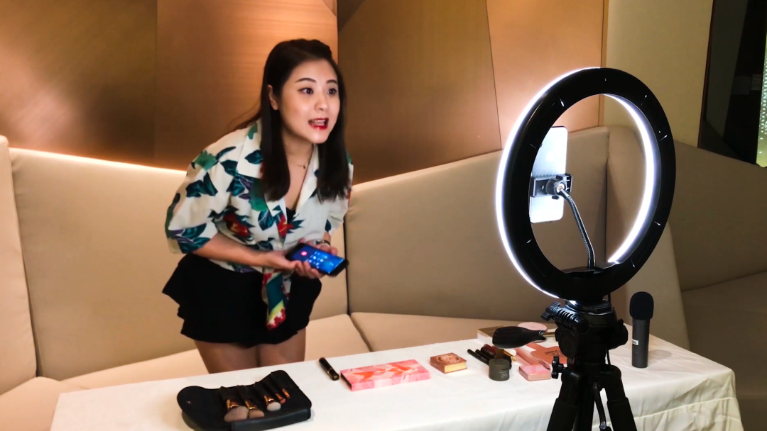 电影院停摆时，这家影院的员工居然自导自演拍了一部短片