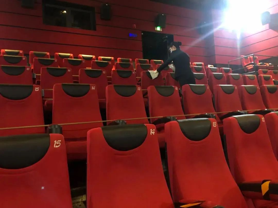 电影院停摆时,这家影院的员工居然自导自演拍了一部短片