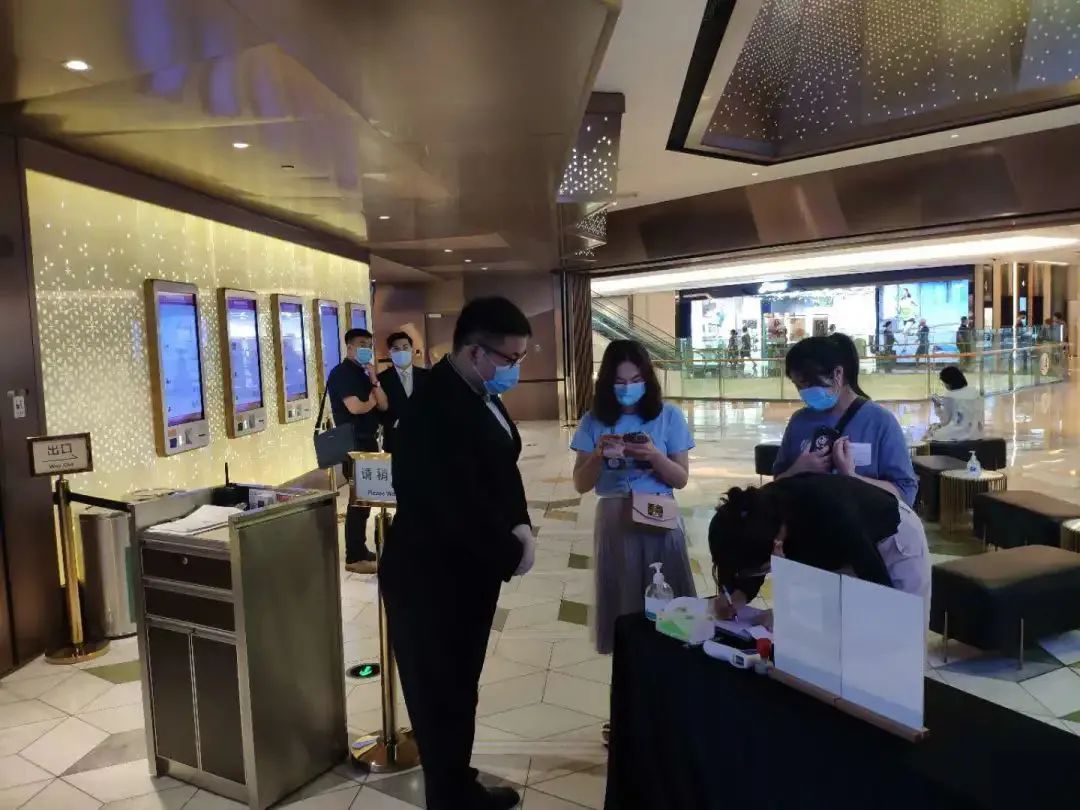 电影院停摆时,这家影院的员工居然自导自演拍了一部短片