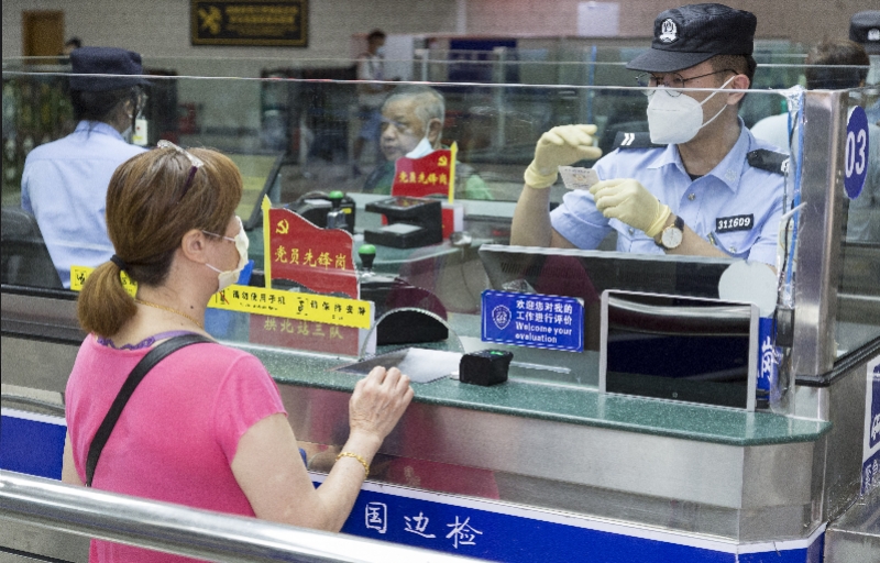 民警查验旅客.jpg