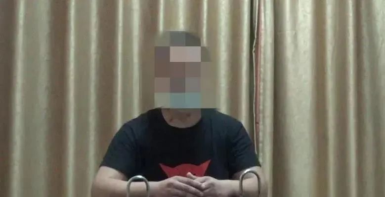 95后小伙傍上50岁富婆，“吸金”不成改抢劫，被抓时女友就在边上......