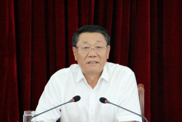 大搞劳民伤财政绩工程的厅官被双开，副手买官被骗走695万
