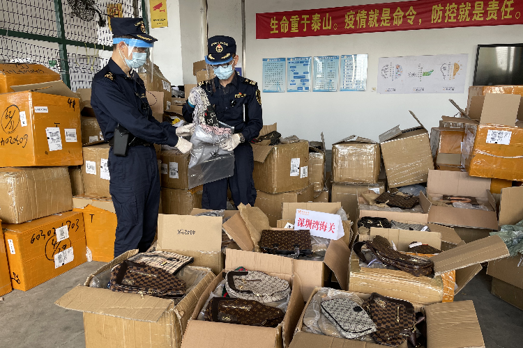 跨境电商货物涉侵权，逾1700个假LV包在深圳口岸被查