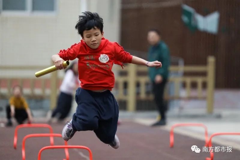 体育课上,孩子们在接力障碍跑 孩子们单纯的快乐