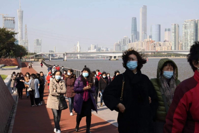 12月30日,广州市海珠区阅江中路,大风将市民头发吹乱.