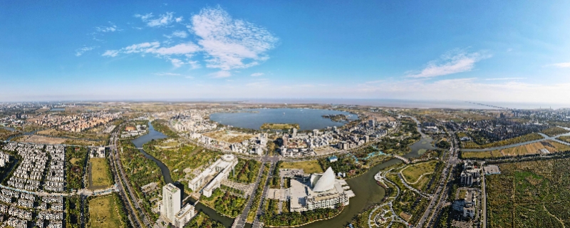 上海临港新城滴水湖畔景色(2020年10月25日摄,无人机全景照片).