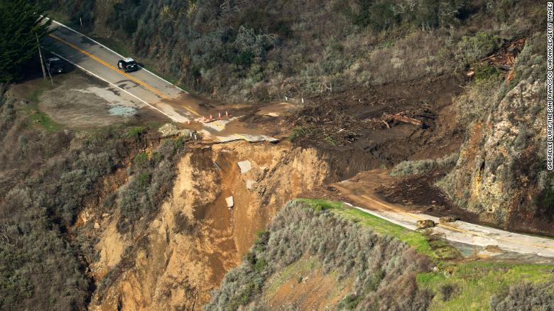 "最美大道"加州1号公路遭泥石流冲毁,部分路面掉入大海