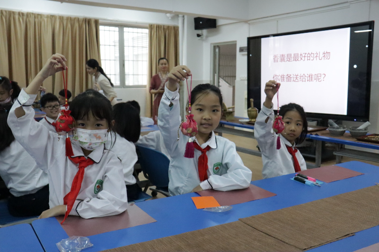 做香囊送家长！广州这所小学用“香”文化彰显元宵特色