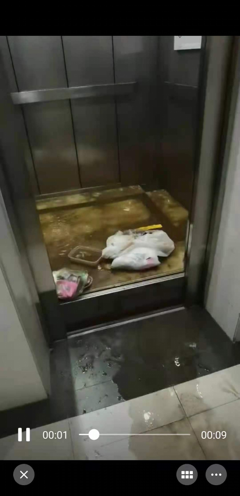 深圳一小区电梯水漫金山管理处消防水管接口松动将检修