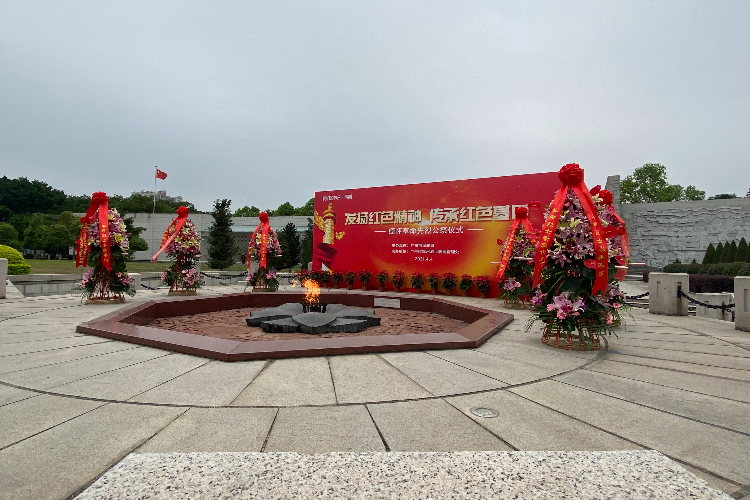 广州社会各界在银河烈士陵园举行缅怀革命先烈公祭仪式