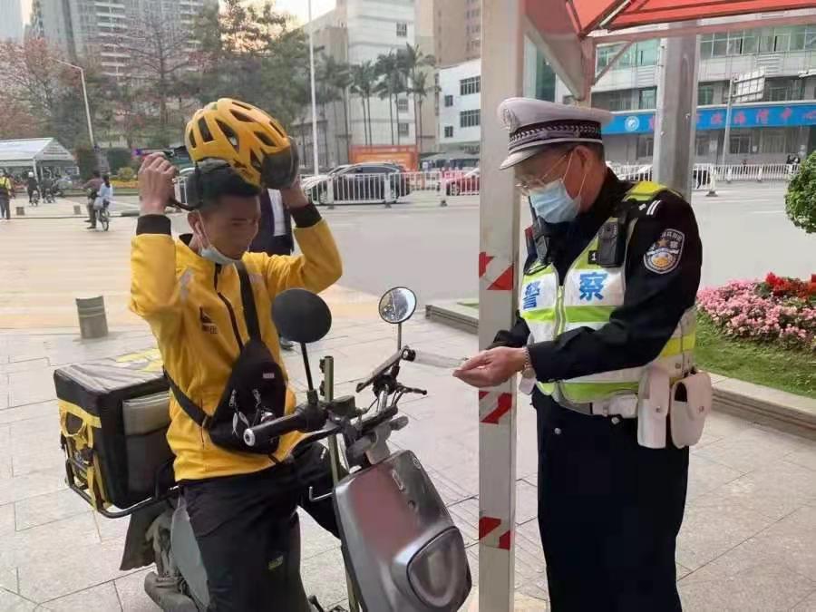 "一人一车一号牌",东莞交警统一为外卖骑手配送车上牌