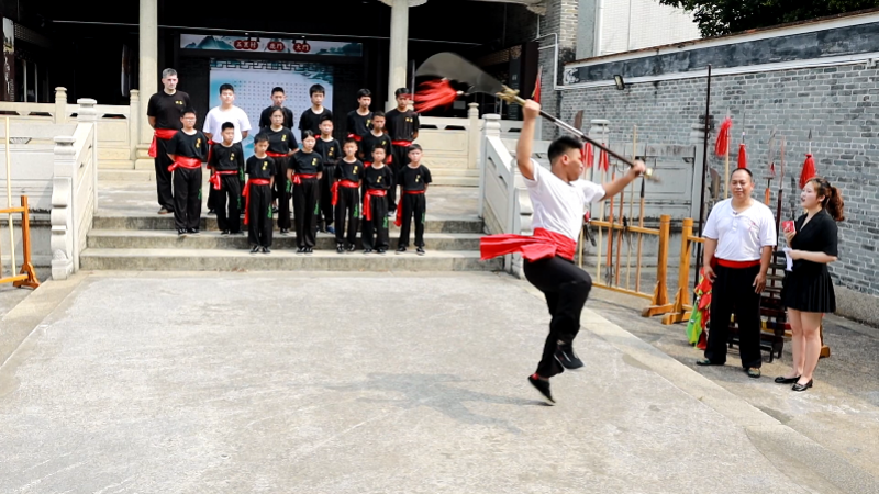 洪拳,后师承何东成(黄飞鸿第四代传人)和黄达生(黄飞鸿第三代传人)