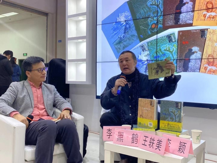 自由插画家,"黑鹤动物漫画"主笔李颖在新书发布会上说,黑鹤老师对漫画