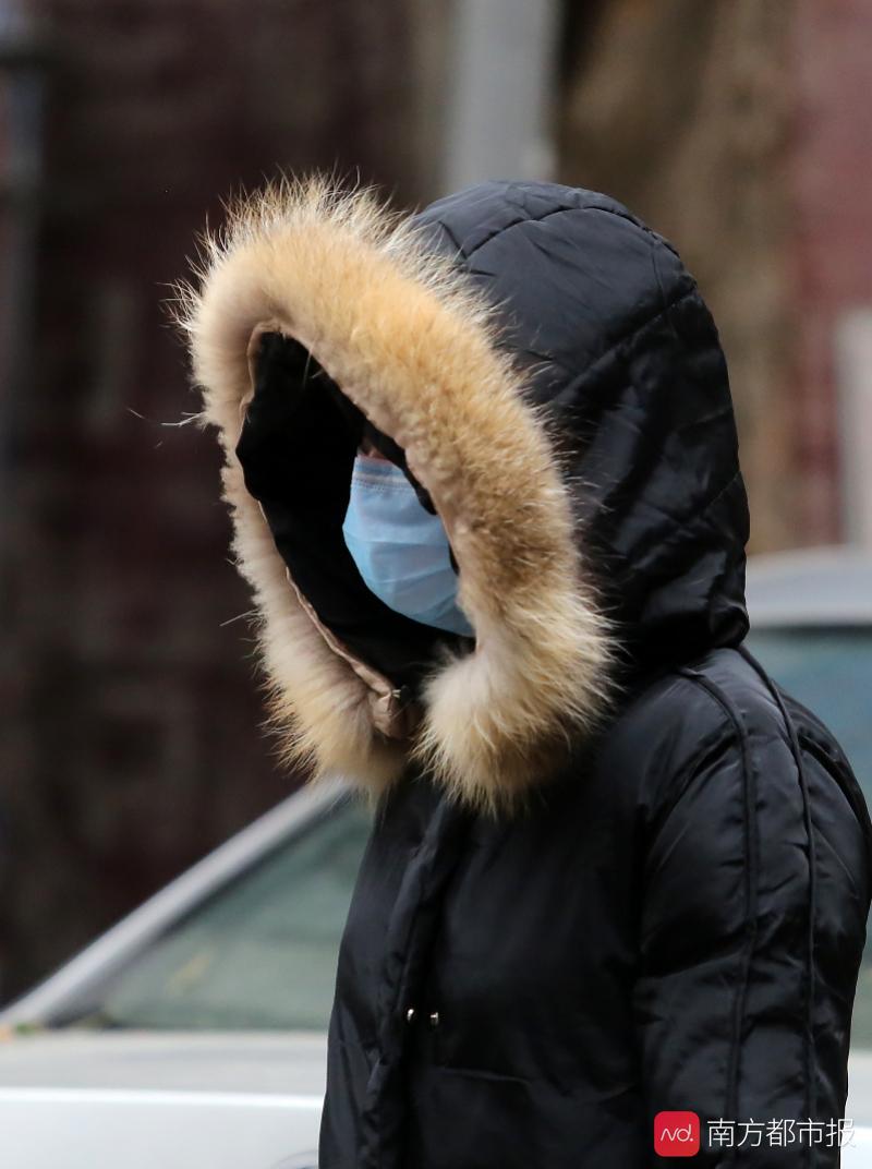 冬衣口罩迎战寒潮广州街市上演热烈生活另类风