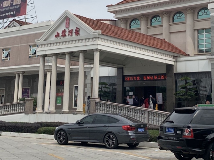 位于广州番禺区东环街富豪山庄小区会所里的富豪山庄酒家宣布复业