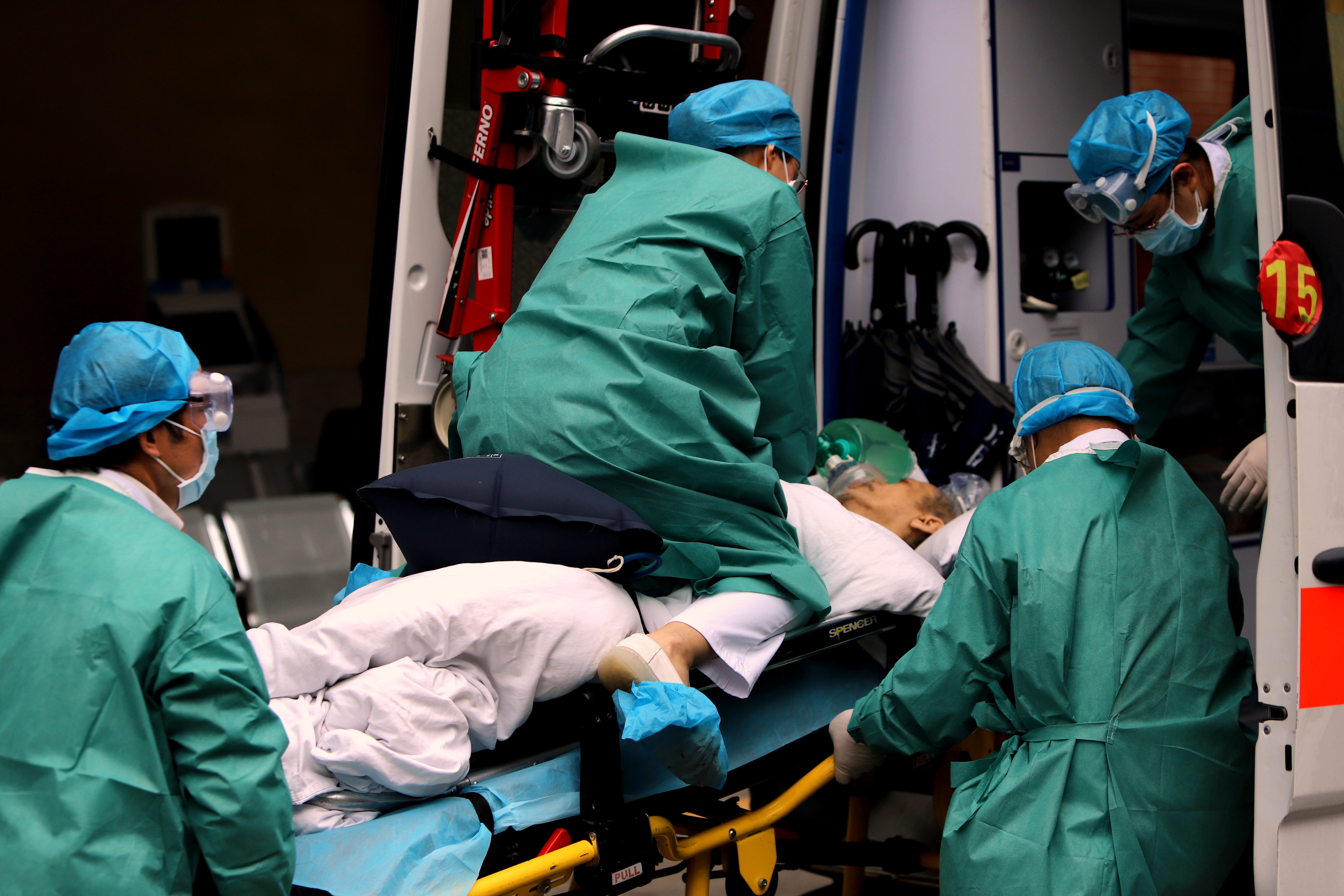 疫情下的急诊科:路人偶遇拍下广州医生生死抢救