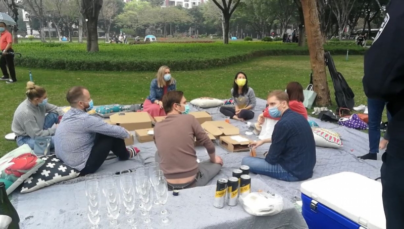 南方都市报:广州二沙岛草坪人群扎堆赏花野餐,现场辅警劝导:疫情还没