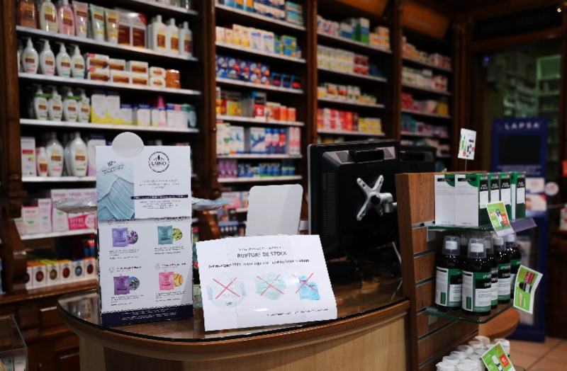 3月4日,在法国东北部的迪耶普,一家药店里摆放着口罩等医疗物资缺货的