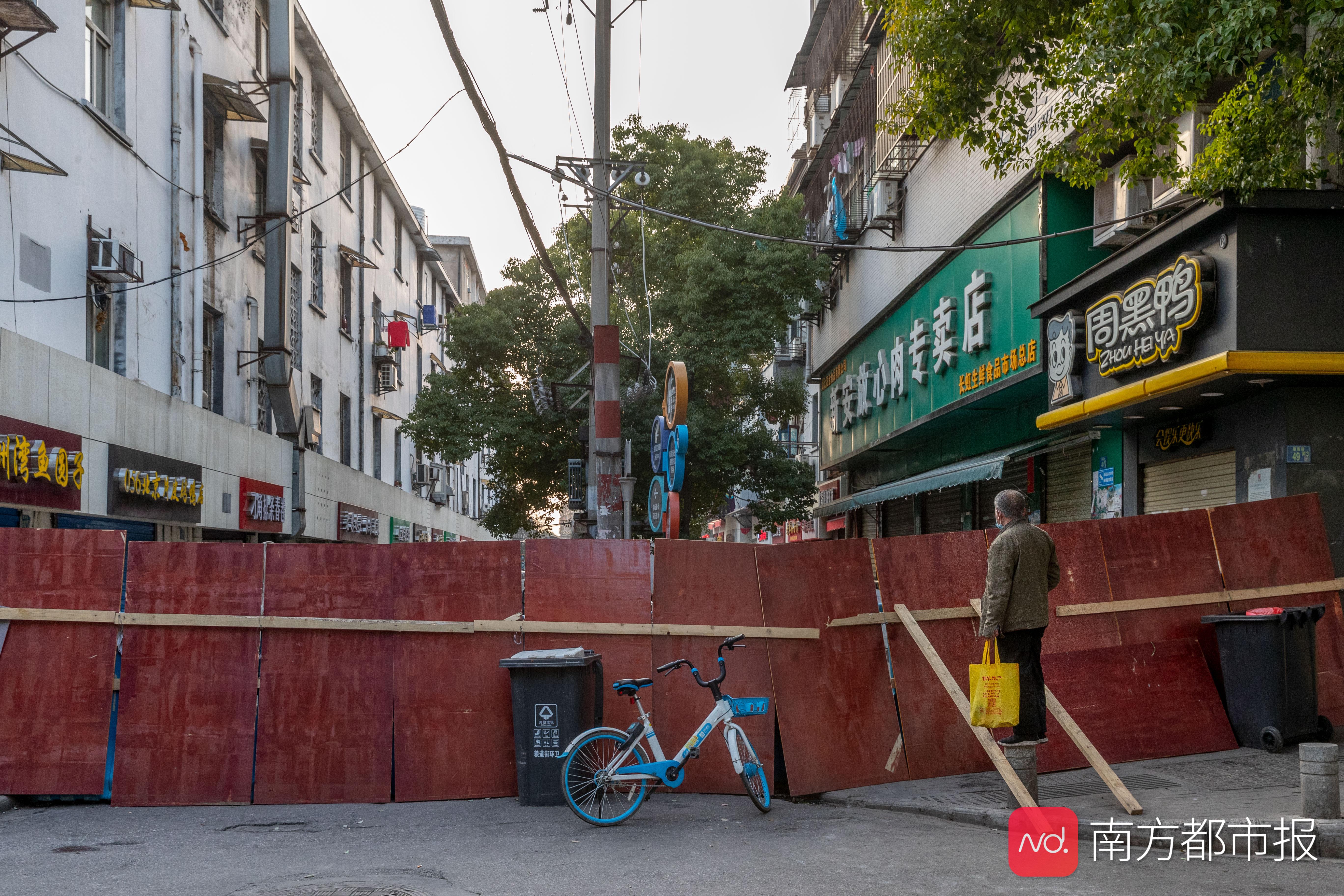 组图:武汉封城55天,小区封控硬隔离景观