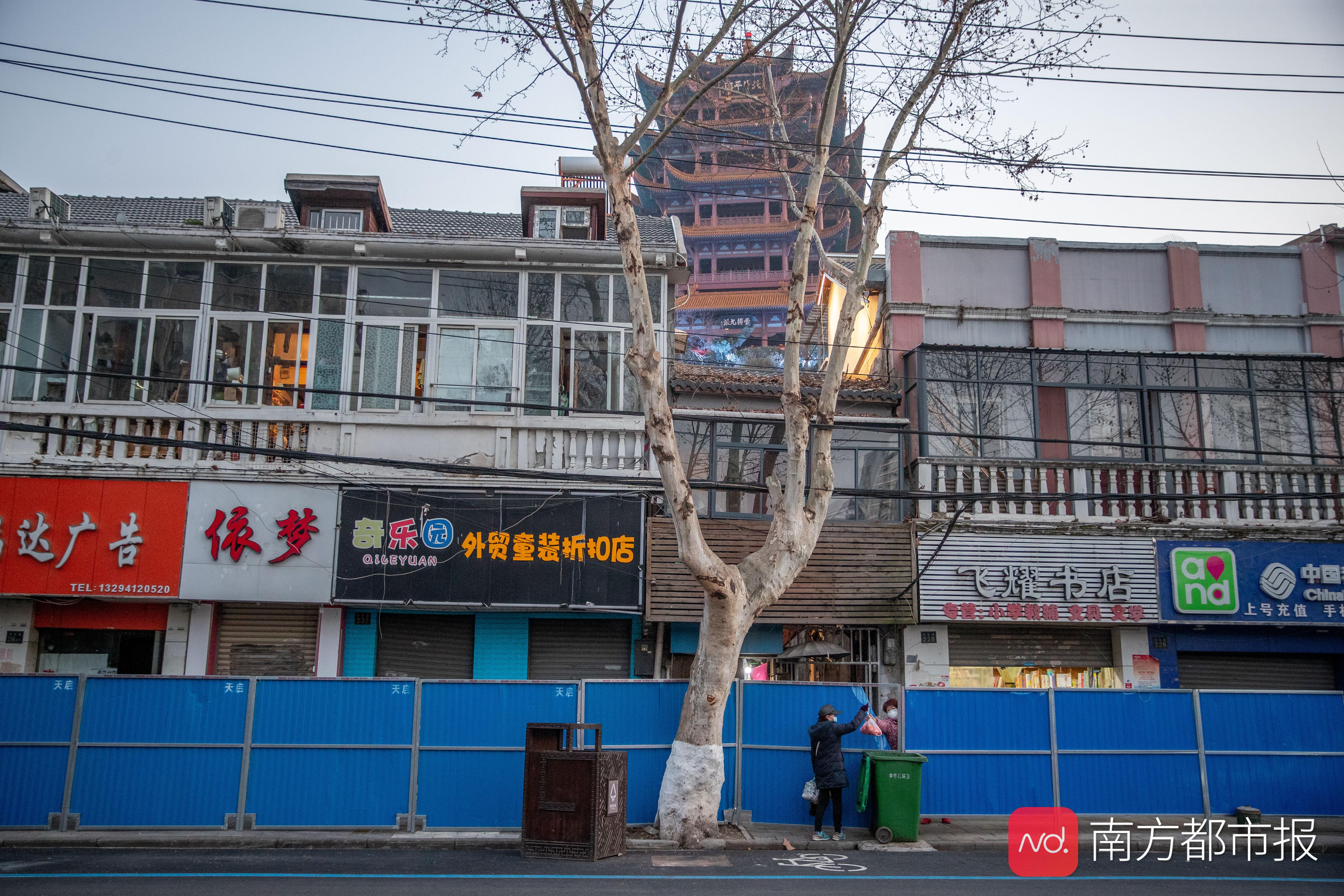 组图:武汉封城55天,小区封控"硬隔离"景观