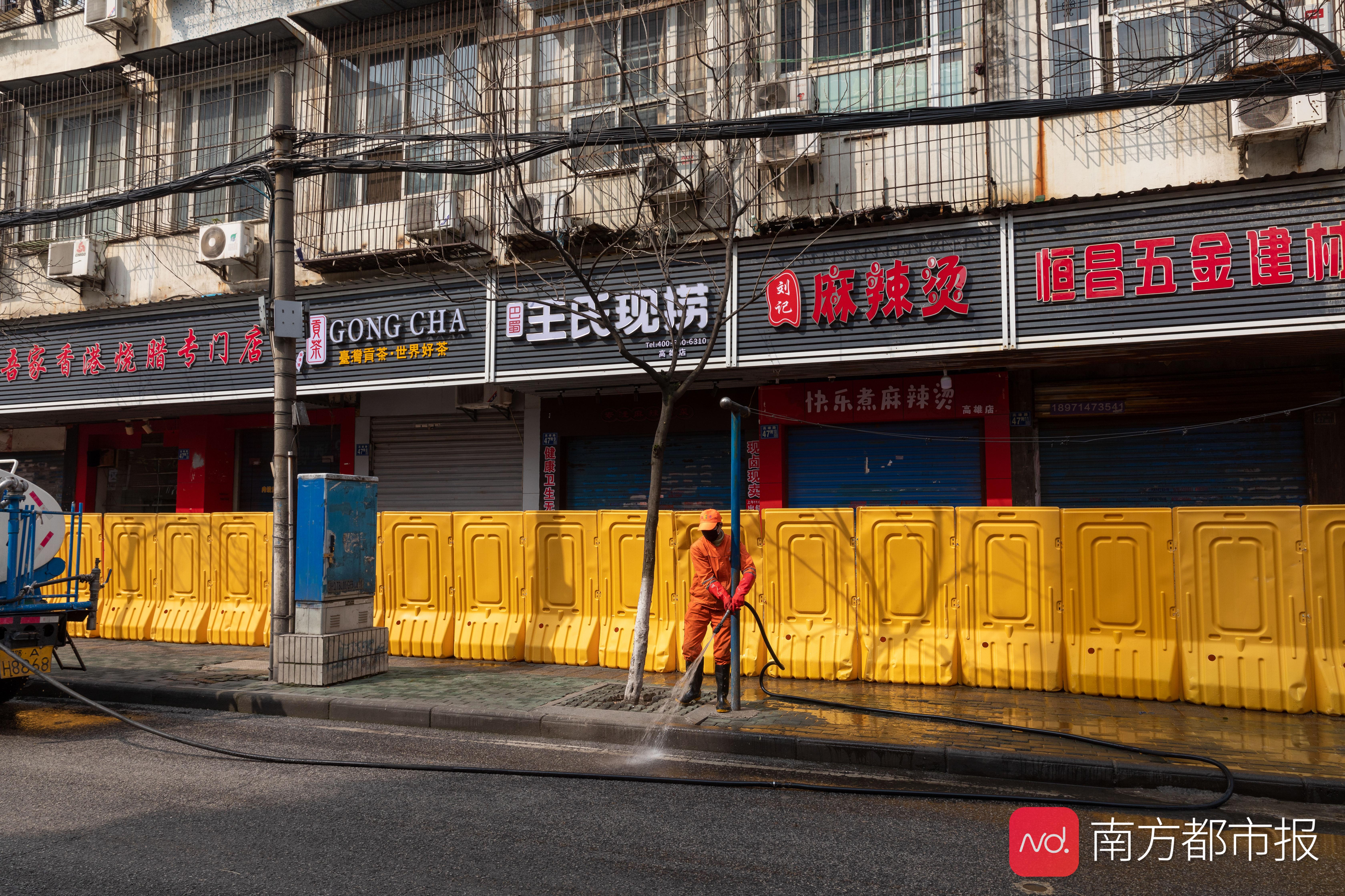 组图:武汉封城55天,小区封控硬隔离景观