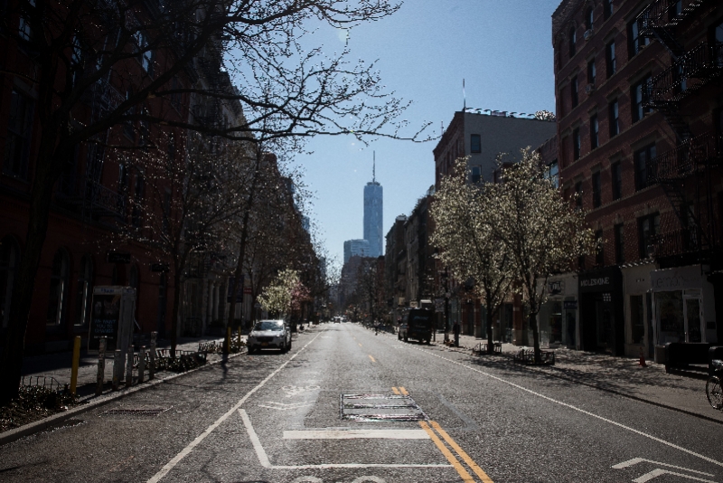 3月26日,美国纽约曼哈顿的一处商业区的街道上空无一人新华社发