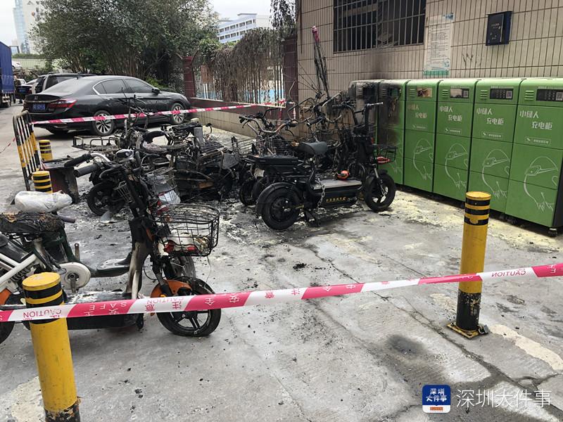 深圳一电动自行车充电桩充电时爆炸起火,殃及一辆路虎