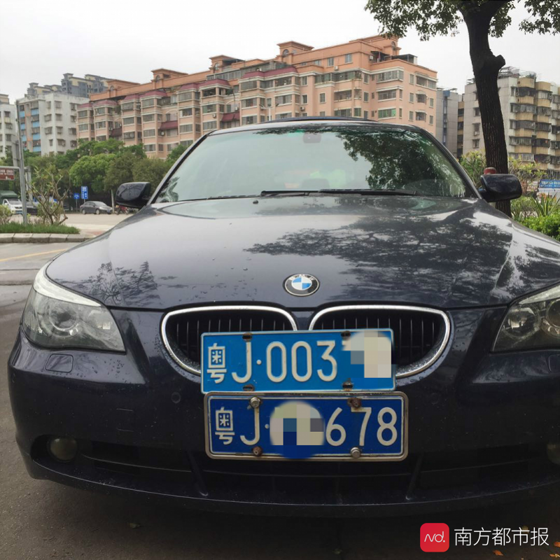 将报废车牌挂在女儿宝马车上!江门这位父亲实力坑女