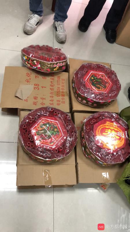 "随着商铺店主一边大喊一边用打火机点燃了爆竹的引线,鞭炮的巨大炸裂