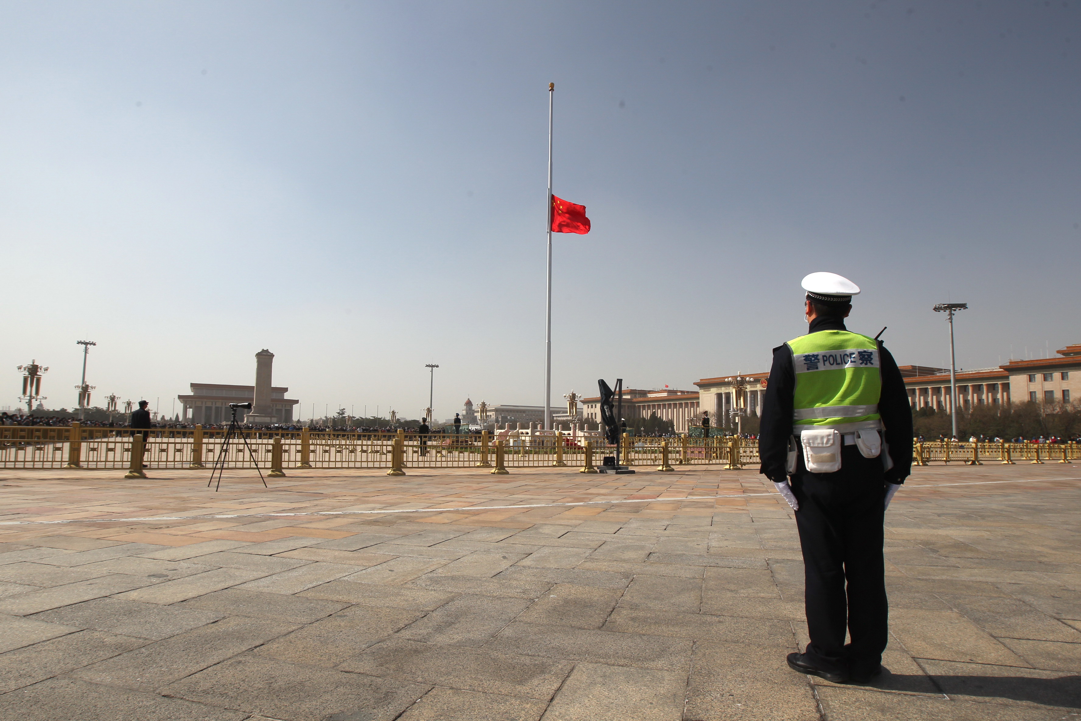 全国哀悼日天安门广场清晨降半旗