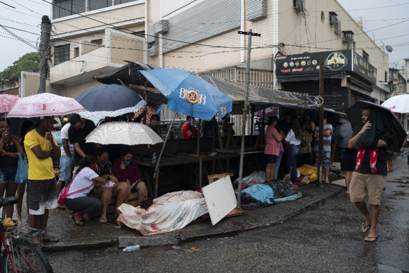 疫情下枪战现场:巴西警方在贫民区清剿毒贩,交火致12人死亡