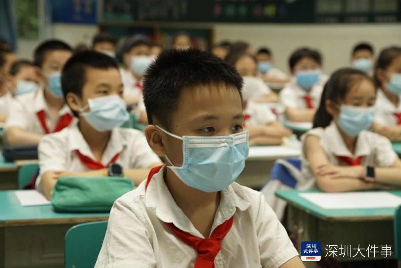 深圳最后一批小学生返校,有学生谈开学非常开心,原因和妈妈有关