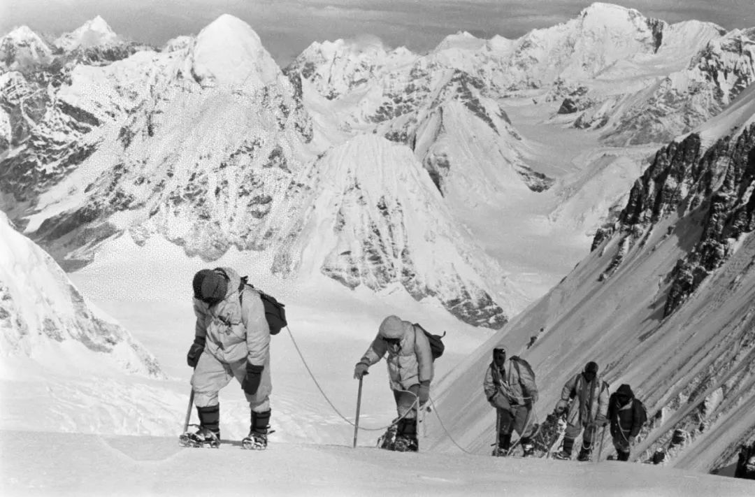 1960年5月,中國登山隊隊員們向珠穆朗瑪峰進發.