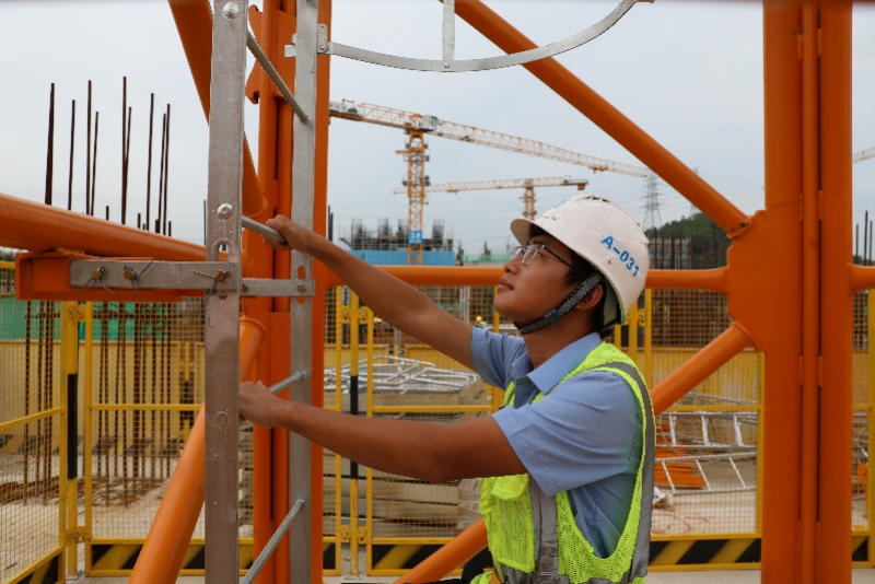 每天爬55米塔吊往返3次,深圳九零后女塔吊司机咋干上这一行?