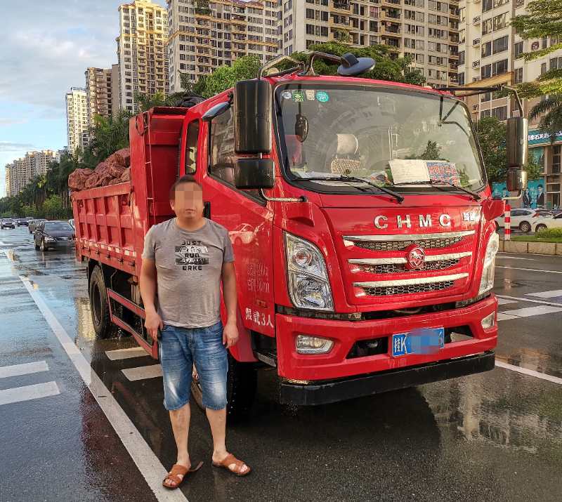 石龙两货车超载577%和534%,司机各被记6分,罚款两千元