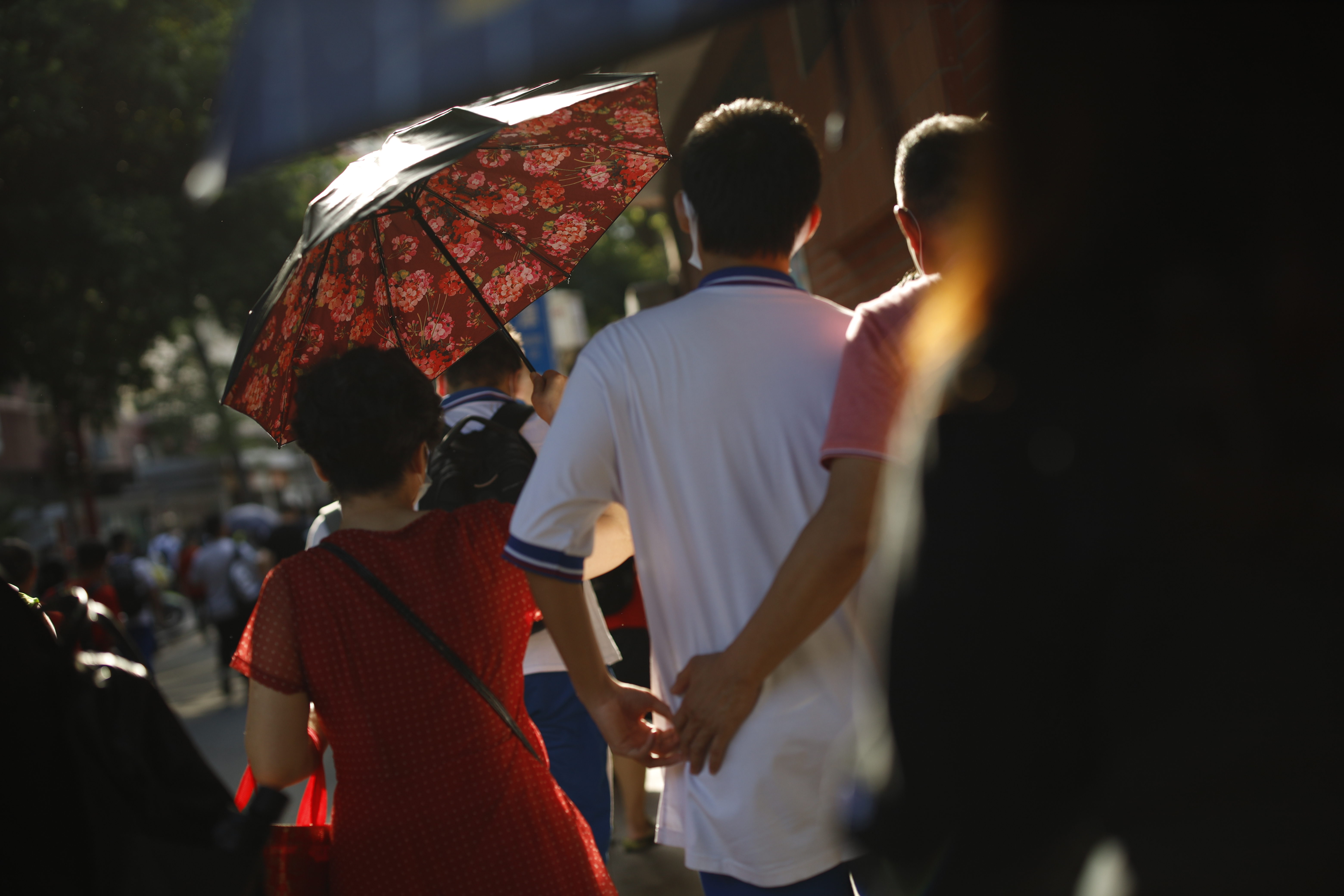 高考首日结束,13个直击泪点的感人瞬间