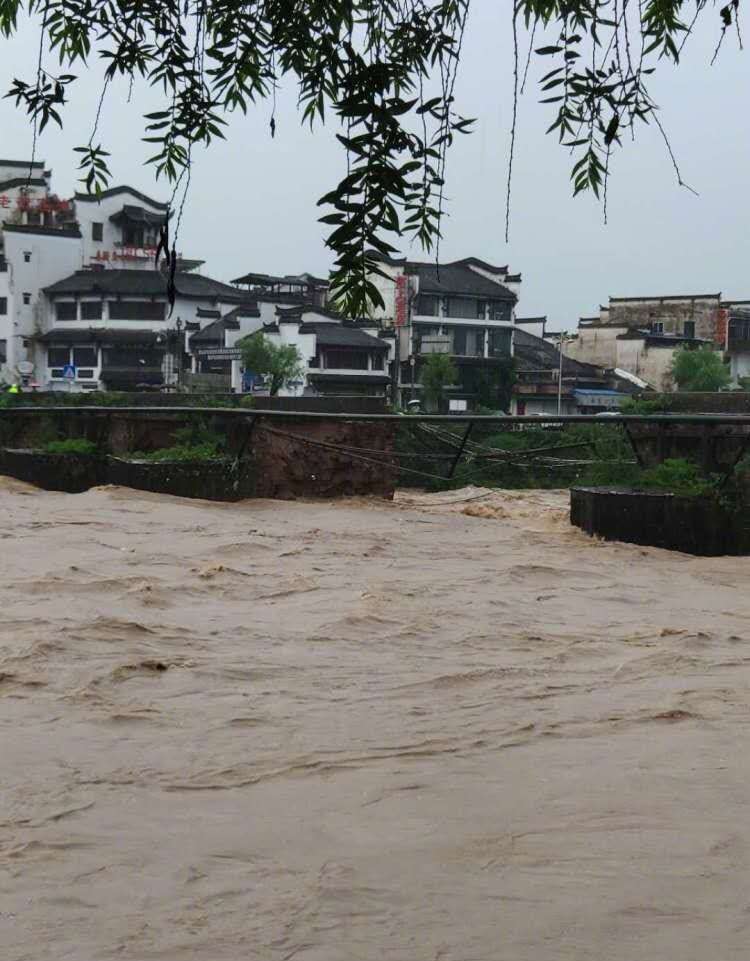 安徽黄山一国家级重点文保单位古桥被洪水冲断