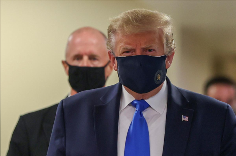 特朗普首次在公开场合戴口罩,曾认为戴口罩显得自己虚弱