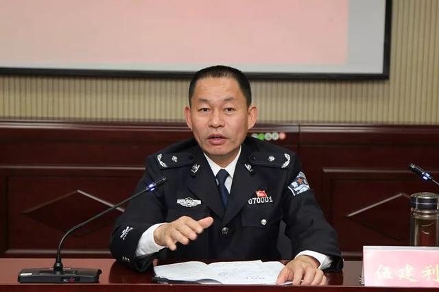 曾获评"优秀公安局长",承诺对恶势力绝不姑息 据媒体报道,有着多年